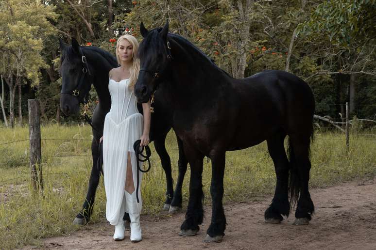Ana Hickmann em ensaio de foto pr&eacute;-casamento 