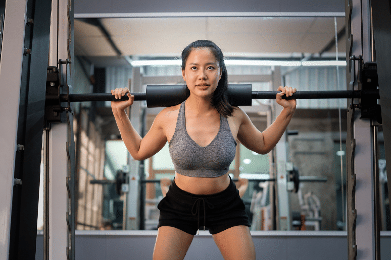 Alterar a postura para conseguir completar um exerc&iacute;cio pode indicar que o corpo est&aacute; compensando uma diferen&ccedil;a entre os lados 