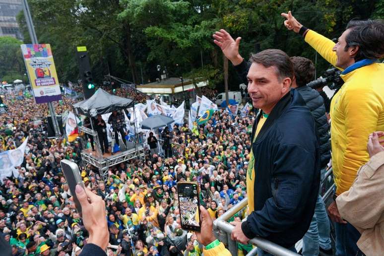 'Quem vota em Lula vota em Alexandre de Moraes!', exclamou Fl&aacute;vio Bolsonaro em manifesta&ccedil;&atilde;o na Paulista