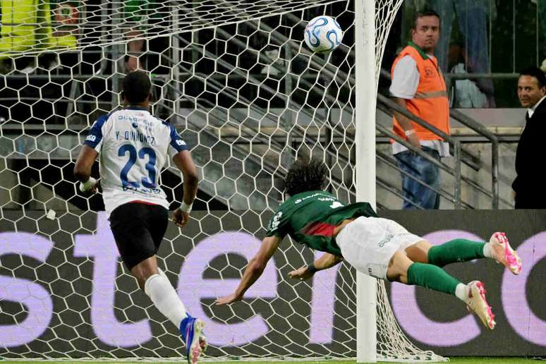 Giay anotou um gol de cabe&ccedil;a e desencantou com a camisa do Palmeiras &ndash;