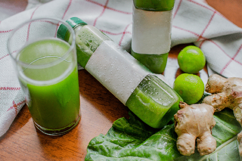 Suco verde de couve, lim&atilde;o e gengibre 
