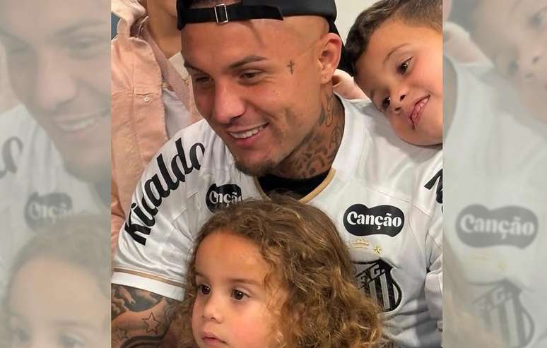 Cebolinha j&aacute; havia vestido a camisa do Santos antes de ser anunciado &ndash;
