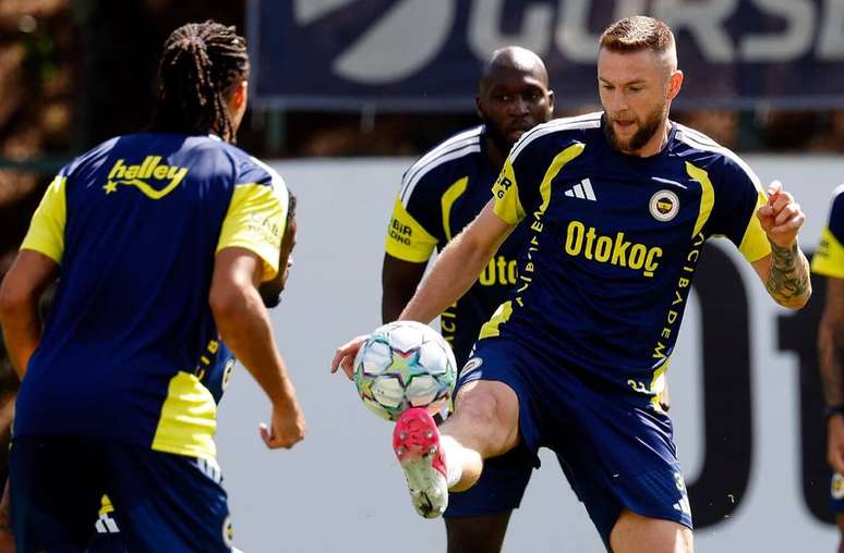 Jogadores do Fenerbah&ccedil;e durante treinamento da equipe &ndash;
