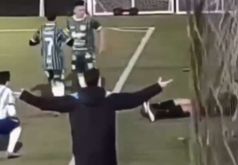 &Aacute;rbitro assistente foi agredido com um soco durante um jogo de veteranos na Argentina &ndash;