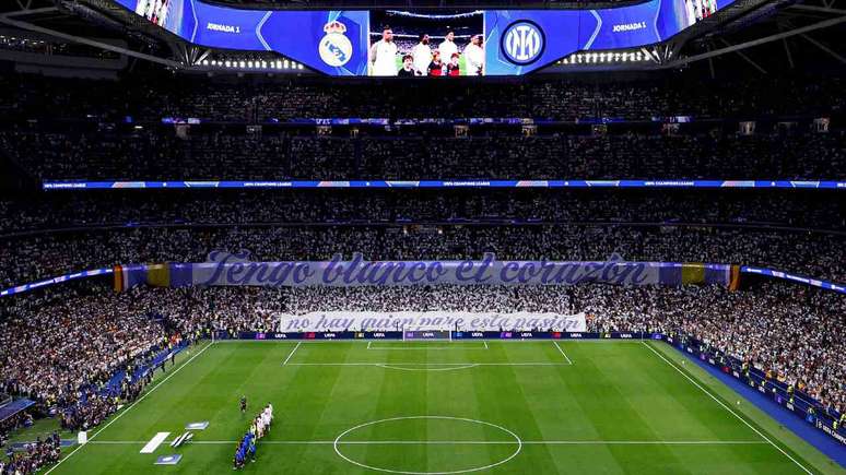 Torcedores do Real Madrid no Santiago Bernab&eacute;u &ndash;