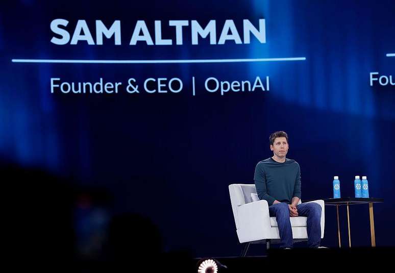 Sam Altman, CEO da OpenAI; empresas de IA est&atilde;o competindo para alcan&ccedil;ar o sistema mais poderoso poss&iacute;vel
