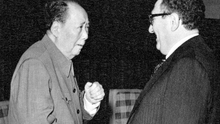 Chin&ecirc;s Mao Tse-Tung recebe Henry Kissinger em Pequim, em 21 de outubro de 1975.