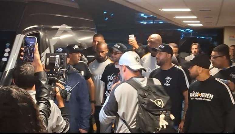 Gangue tem protagonismo forte na chegada de Ziyech da imprensa &ndash;
