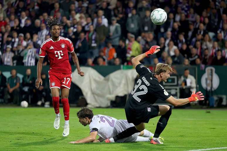 Olise em a&ccedil;&atilde;o com a camisa do Bayern na Copa da Alemanha &ndash;