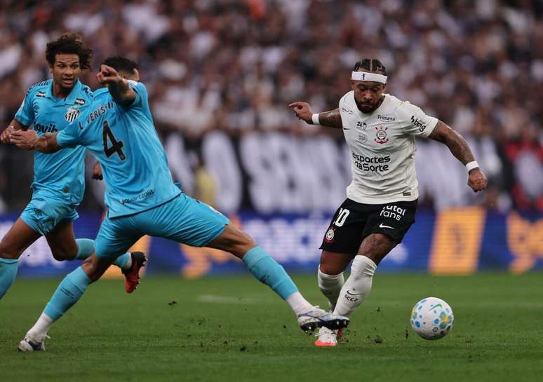 Memphis Depay, do Corinthians, disputa lance com Lucas Ver&iacute;ssimo, do Santos, pelo Brasileir&atilde;o.