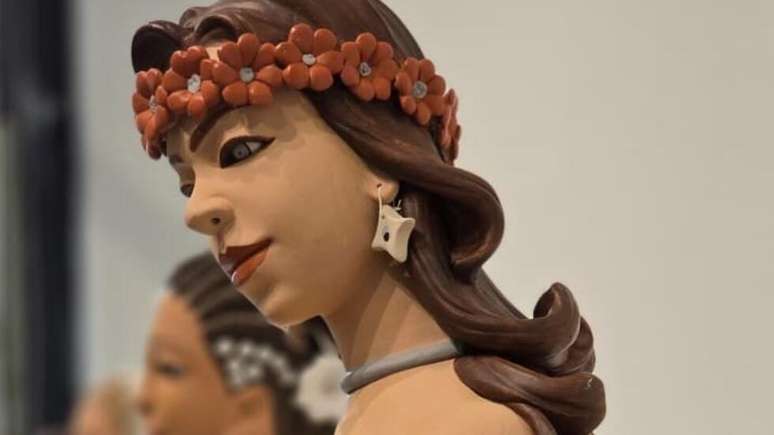 Esculturas em barro com pigmentos naturais dentro da tradi&ccedil;&atilde;o das bonecas do Vale do Jequitinhonha, no nordeste de Minas Gerais, em exposi&ccedil;&atilde;o na Galeria Ricardo Fernandes, em Paris.