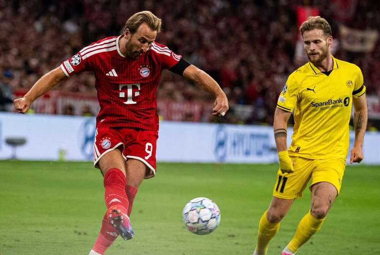 Kane tenta a finaliza&ccedil;&atilde;o. Mas, neste lance, o atacante n&atilde;o teve sucesso. Contudo, faria um gol na etapa final.