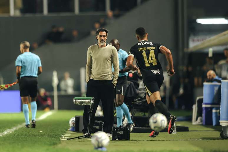 Eduardo Dom&iacute;nguez durante o jogo entre Santos e Atl&eacute;tico Mineiro na Vila Belmiro &ndash;