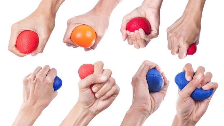 8 m&atilde;os apertando uma bola terap&ecirc;utica para mostrar diferentes &acirc;ngulos em que se observa o fortalecimento do pulso