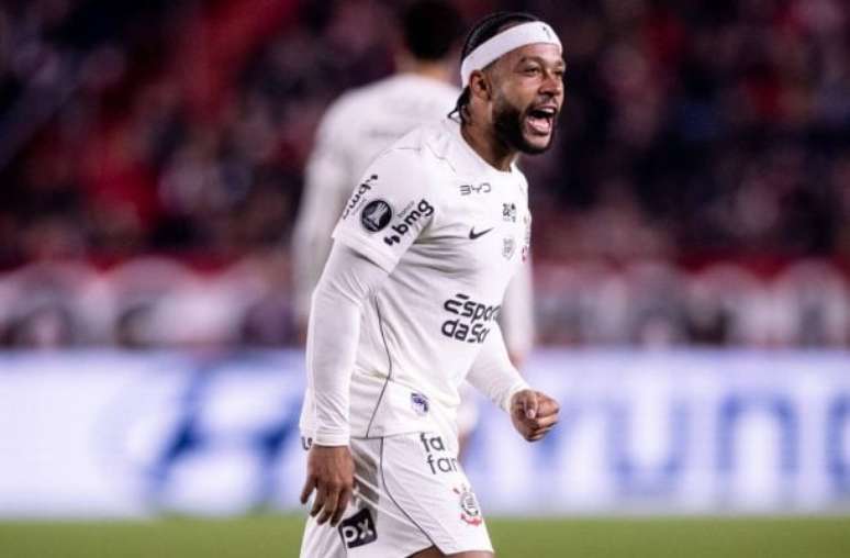 Momento em que Depay mostra dedo do meio aos torcedores argentinos &ndash;