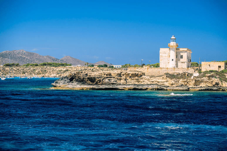 Favignana &eacute; ideal para visitar enseadas, praticar snorkel ou desfrutarrefei&ccedil;&otilde;es &agrave; base de frutos do mar 