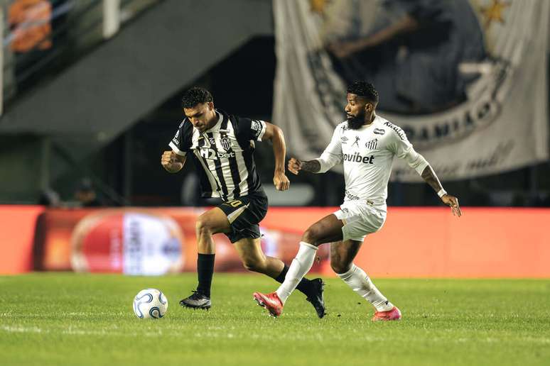 Rodinei em campo pelo Santos contra o Atl&eacute;tico Mineiro &ndash;