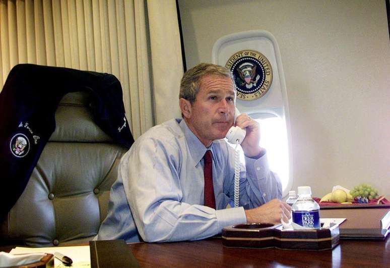 O ent&atilde;o presidente americano George W. Bush no avi&atilde;o presidencial Air Force One, ap&oacute;s os atentados