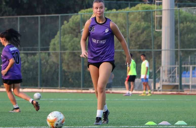 Zeynep Mestan, de 22 anos, tamb&eacute;m atua como jogadora &ndash;