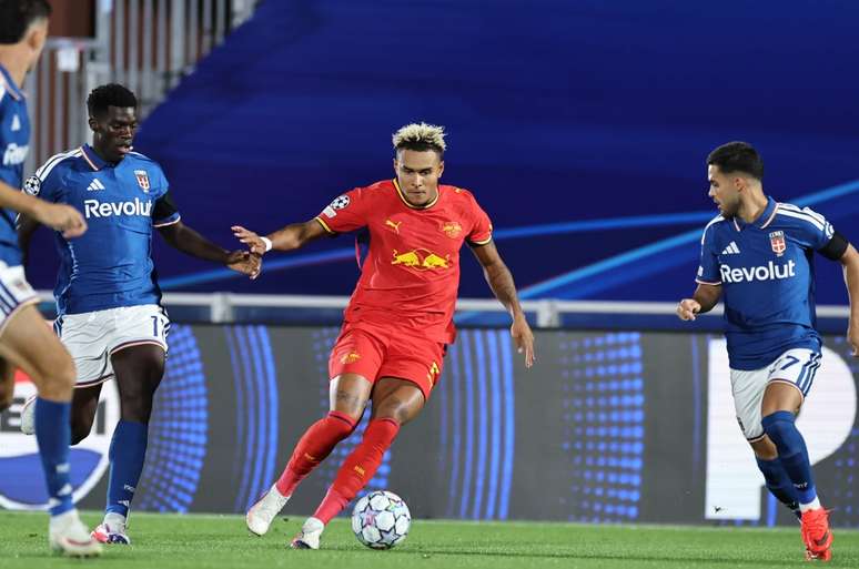 Jogadores de Como e RB Leipzig em disputa de bola na Champions &ndash;