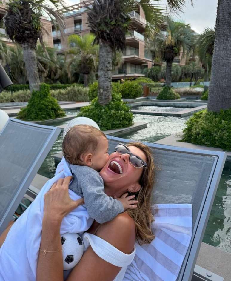 Gisele B&uuml;ndchen com o ca&ccedil;ula, River