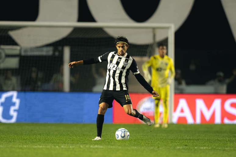 Scarpa e Delfim (ao fundo) no jogo entre Santos e Atl&eacute;tico na Vila Belmiro &ndash;