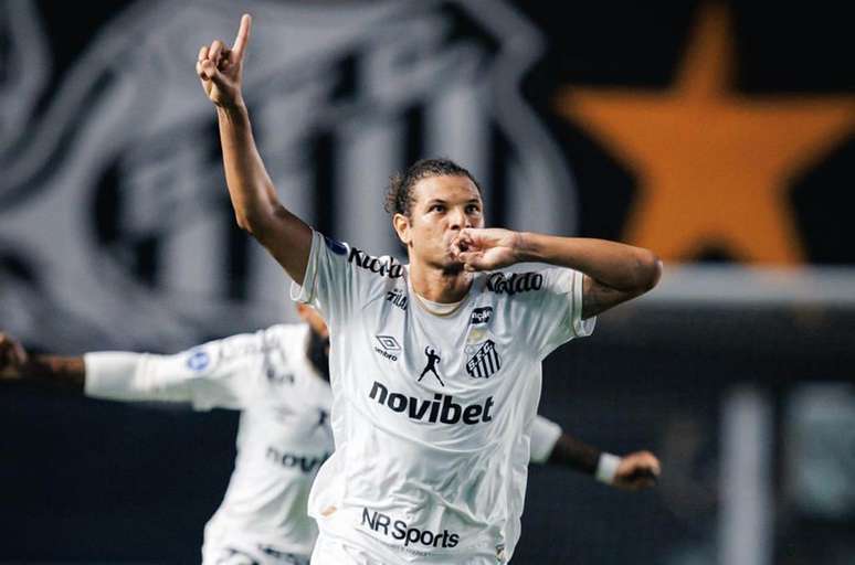 Dentro de campo, o Santos derrotou o Atl&eacute;tico, na partida de ida &ndash;