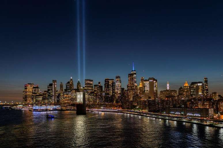 Homenagem luminosa sobre o horizonte da cidade de Nova York no anivers&aacute;rio dos atentados, em 2024