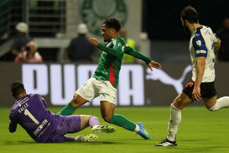 Heittor em a&ccedil;&atilde;o com a camisa do Palmeiras diante da LDU, do Equador &ndash;