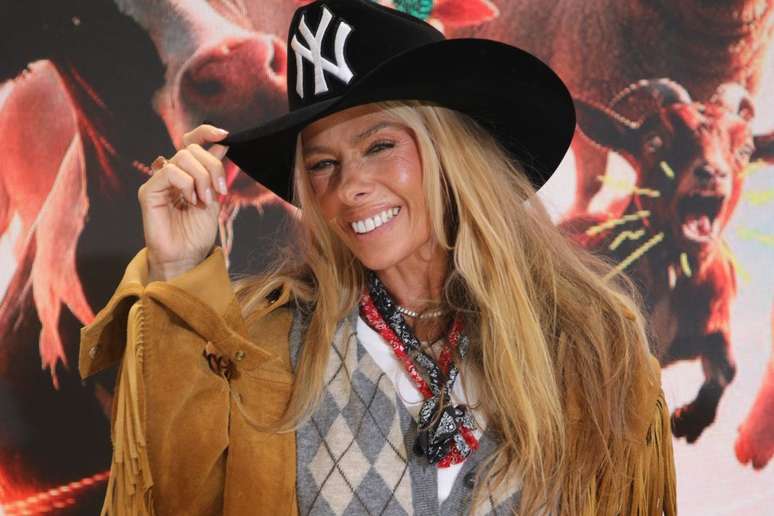 Adriane Galisteu durante coletiva de A Fazenda