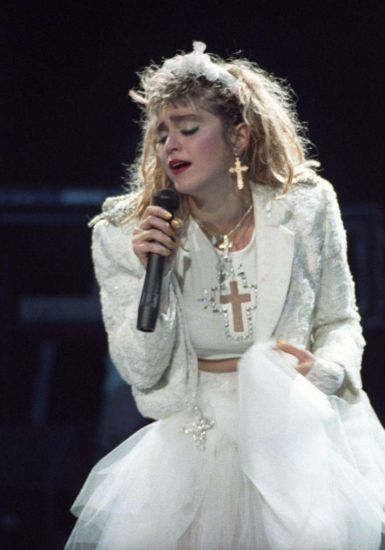Madonna se apresenta durante a turn&ecirc; The Virgin Tour, em Minnesota, nos Estados Unidos, em maio de 1985, usando um vestido brilhante com refer&ecirc;ncias religiosas