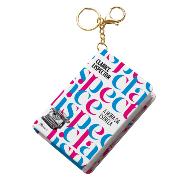 Book charm, mini livro com chaveiro, de 'A Hora da Estrela', de Clarice Lispector. Rocco faz pr&eacute;-lan&ccedil;amento na Bienal do Livro de SP 2026.