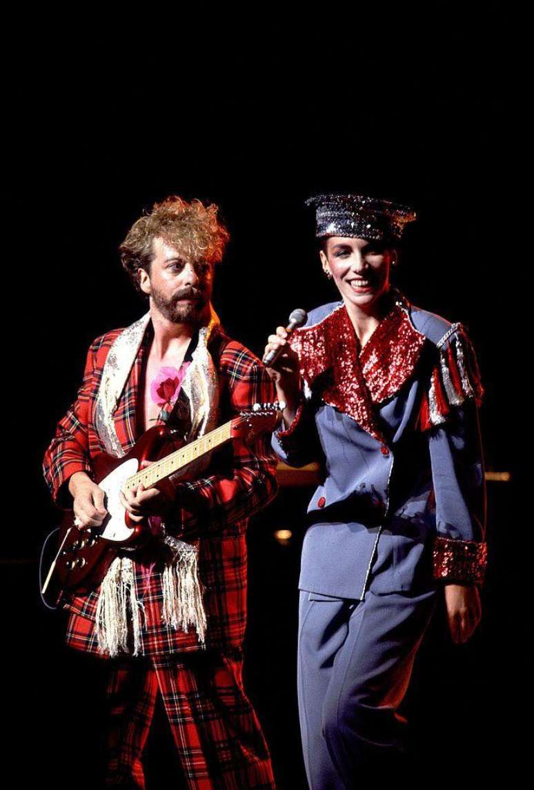 O duo brit&acirc;nico Eurythmics, formado por Annie Lennox e Dave Stewart nos anos 1980, em apresenta&ccedil;&atilde;o em Chicaco, nos Estados Unidos, em novembro de 1984