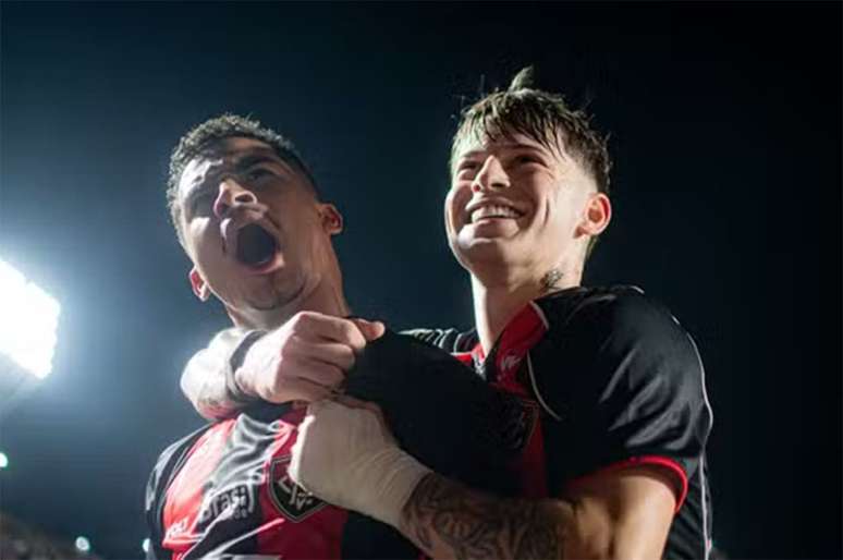 Vit&oacute;ria vem de um triunfo sobre o Gr&ecirc;mio, em casa &ndash;