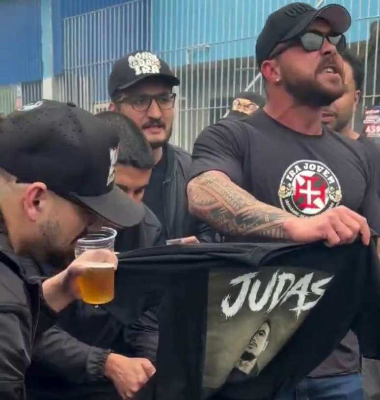Torcedor exaltado exibe camisa com a imagem de Coutinho e a alcunha de Judas &ndash;
