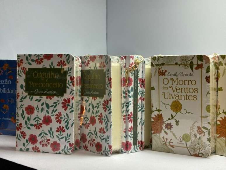 Editora Principis vende 'book charms', livros em miniatura com chaveiros, na Bienal do Livro de S&atilde;o Paulo 2026.