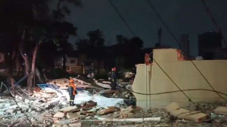 Pr&eacute;dio em constru&ccedil;&atilde;o desaba sobre casa e deixa mortos na zona leste de SP.