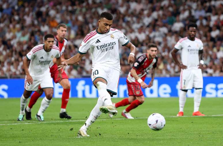 Mbapp&eacute; cobra o p&ecirc;nalti e marca o primeiro gol do Real Madrid sobre o Rayo Vallecano&nbsp;
