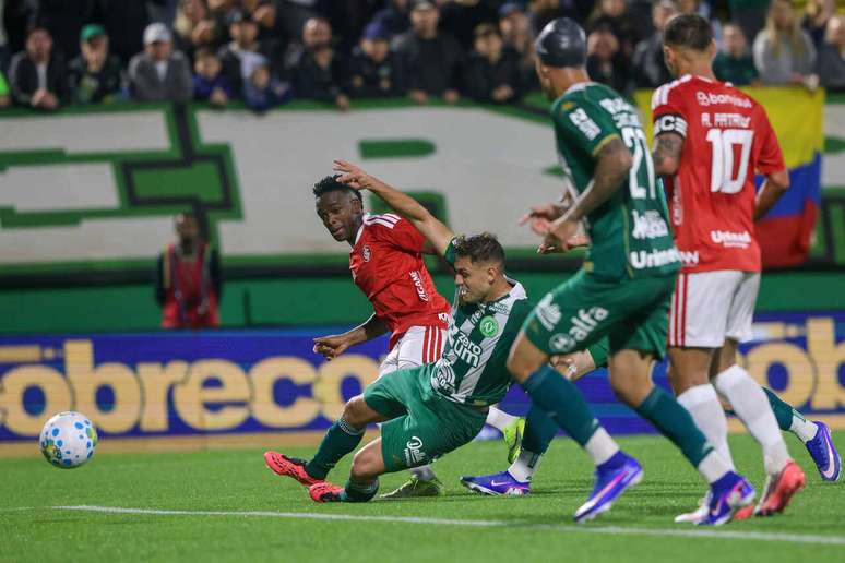 Carbonero finaliza para superar a defesa da Chapecoense &ndash;