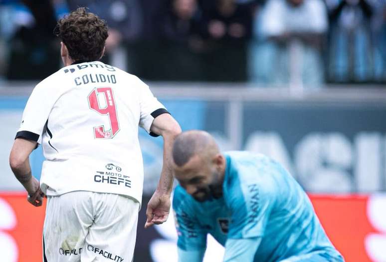 Weverton fica desolado ap&oacute;s sofrer o gol da virada &ndash;