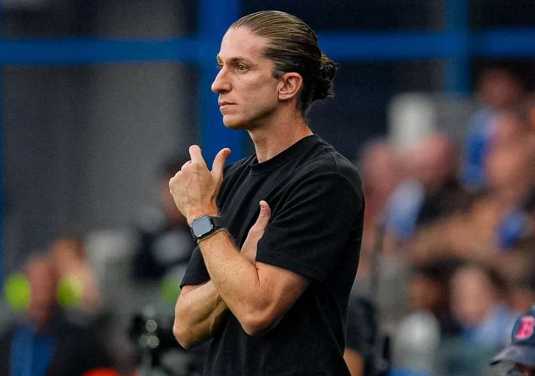 Filipe Lu&iacute;s observa seus jogadores em a&ccedil;&atilde;o diante do Strasbourg &ndash;