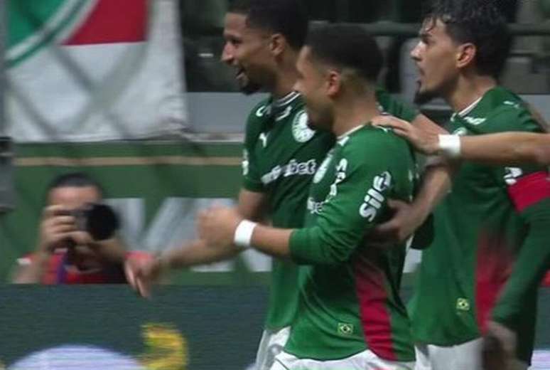 Vitor Roque faz o gol da vit&oacute;ria, em pleno Nubank Park &ndash;