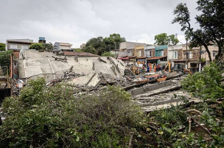 Um pr&eacute;dio em constru&ccedil;&atilde;o desabou atingindo uma casa na zona leste de S&atilde;o Paulo.