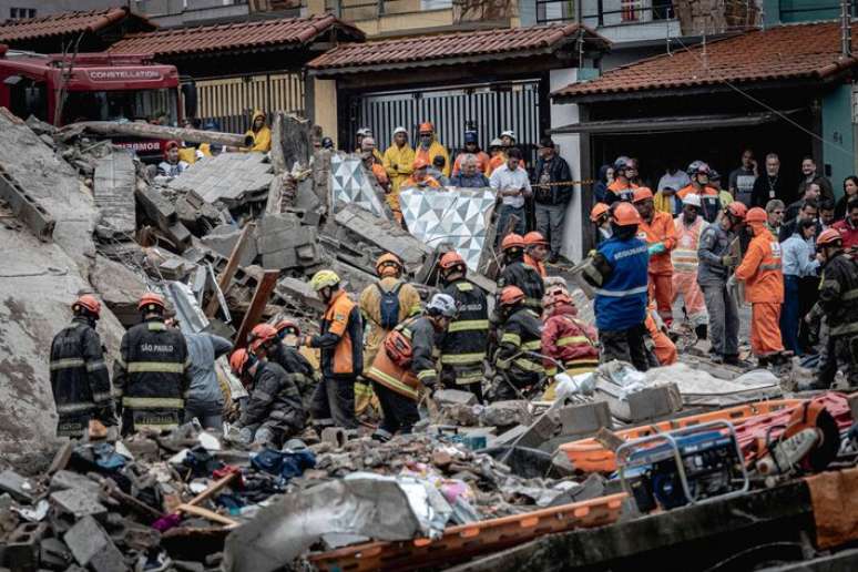 Pr&eacute;dio em constru&ccedil;&atilde;o desaba sobre casa e deixa mortos na Penha, zona leste de SP.