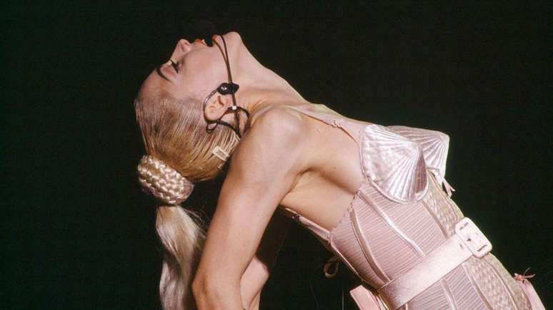 Madonna em show em T&oacute;quio em 1990 vestindo figurino criado por Jean-Paul Gaultier