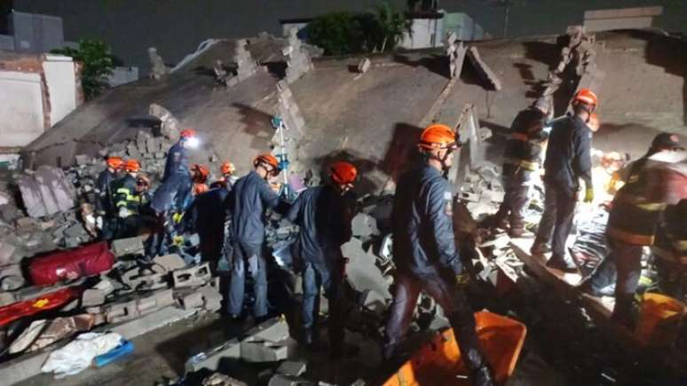 Pr&eacute;dio em constru&ccedil;&atilde;o desaba sobre casa e deixa mortos na zona leste de SP.
