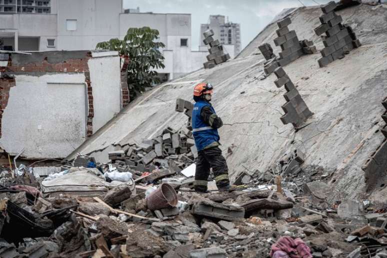 Pr&eacute;dio em constru&ccedil;&atilde;o desaba sobre casa e deixa mortos na Penha, zona leste de SP.