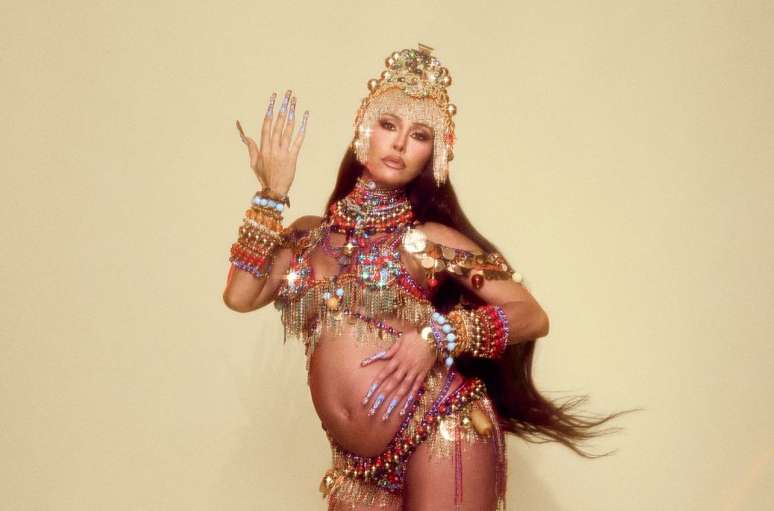 Sabrina Sato mostra barrig&atilde;o em final do samba-enredo da Vila Isabel