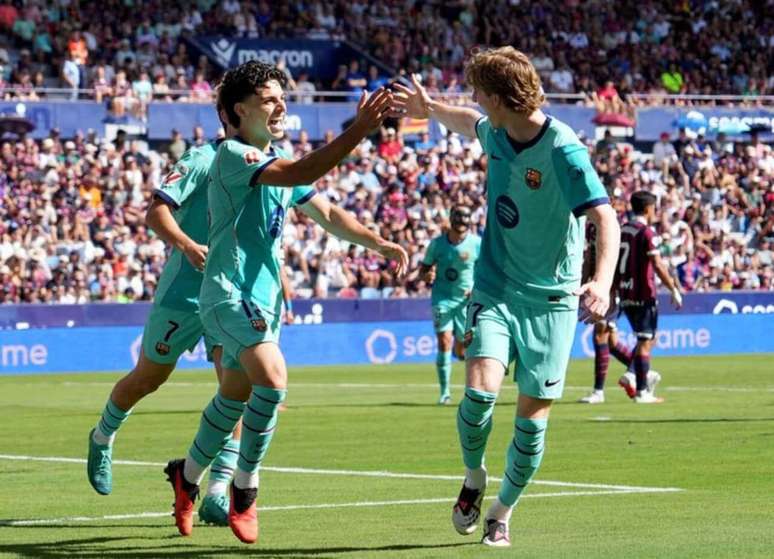 Xavi Espart (&agrave; esquerda) vibra muito logo ap&oacute;s fazer o primeiro gol do Barcelona no duelo contra o Levante.