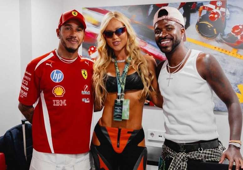 Lewis Hamilton, Vini Jr e Virginia no paddock da equipe Ferrari durante o GP da Espanha &ndash;